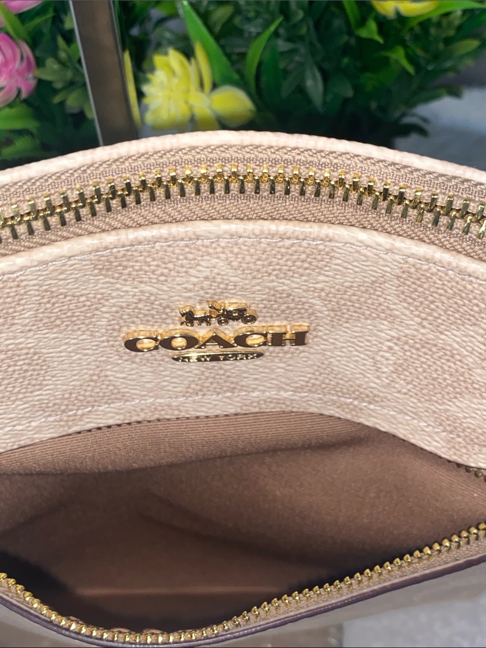GUC Coach Cream Signature Crossbody Bag with Gold Hardware - Picture 7 of 10